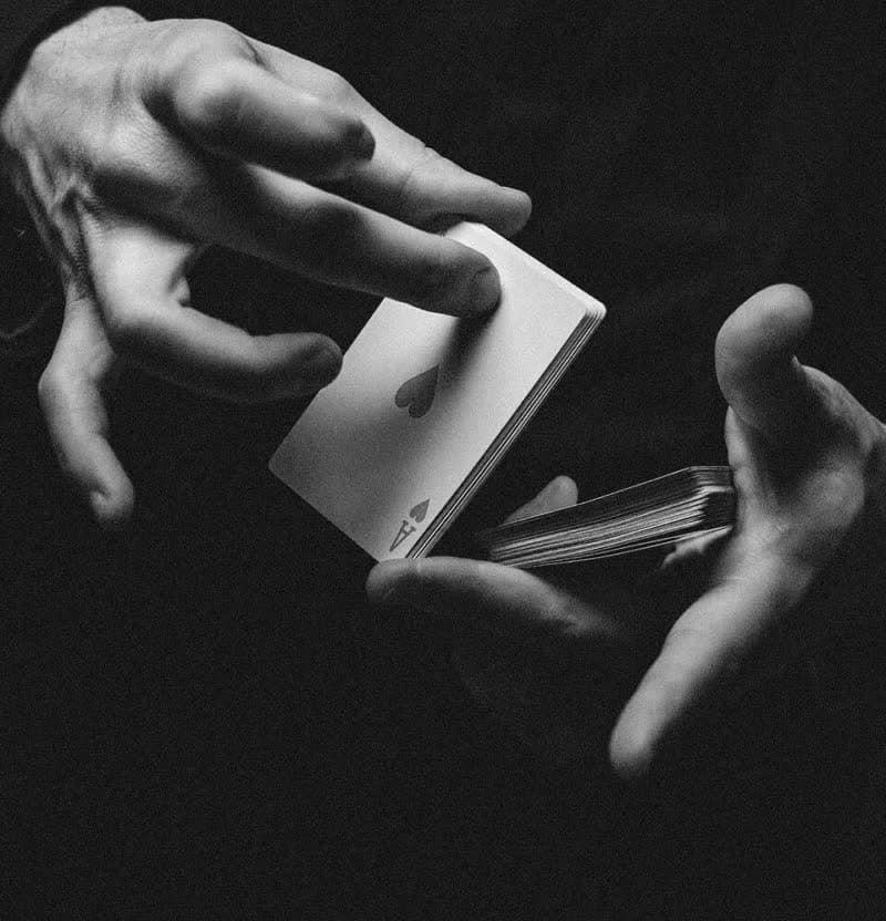 Des mains manipulant des cartes à jouer Des mains manipulant des cartes à jouer
